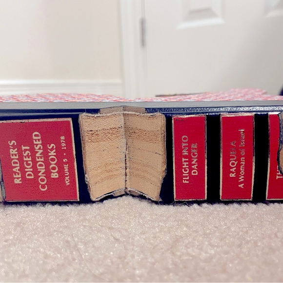 Cute “&” Book Decor Shelf display item - Picture 2 of 4